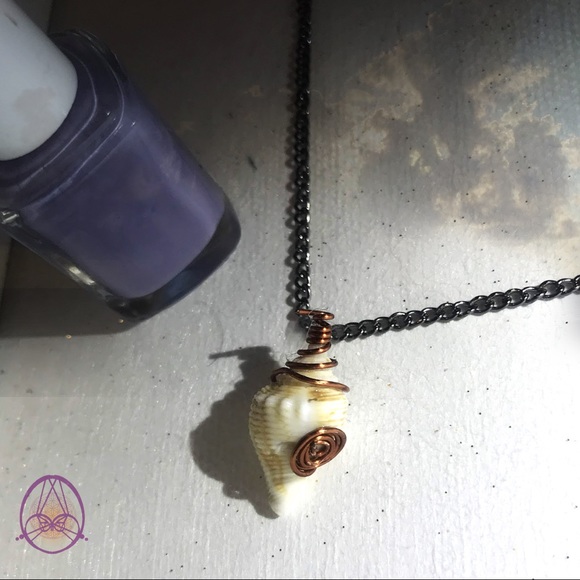Mini Creamsicle Drill Shell Necklace - Picture 2 of 4